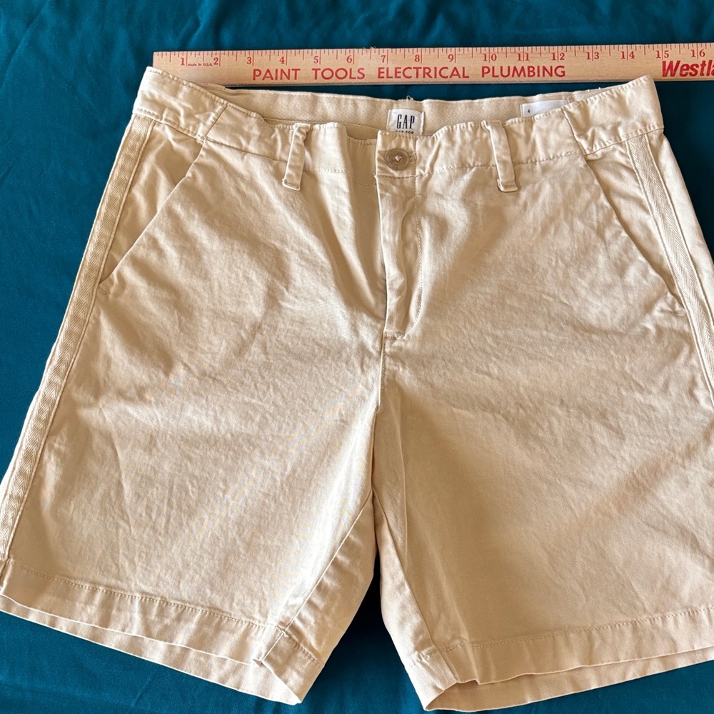 GAP girlfriend chino short, size 4